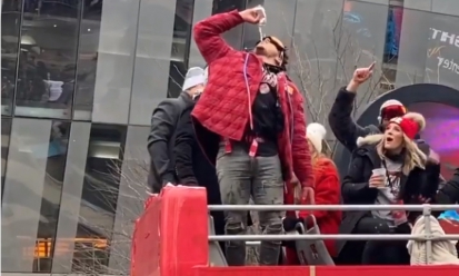 Quarterback Mahomes drinkt bier // Screenshot Youtube